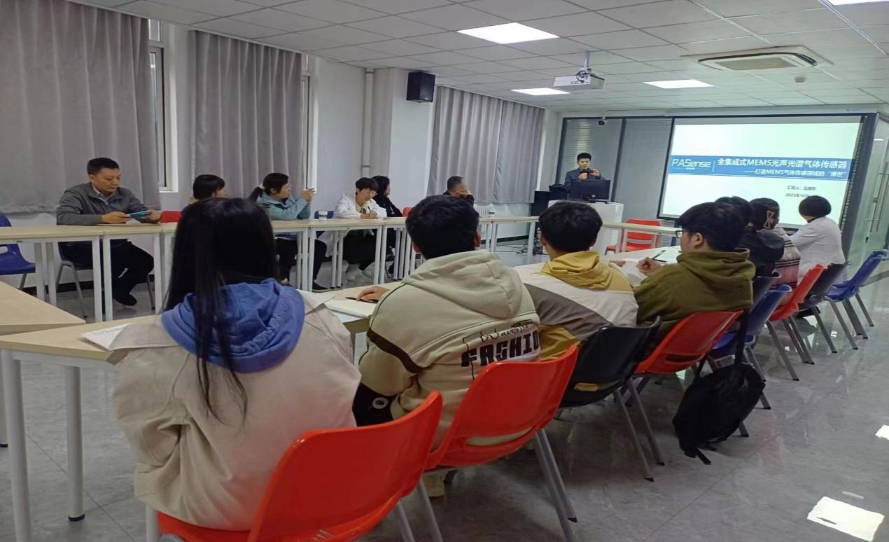 一群人在桌子前低可信度描述已自动生成