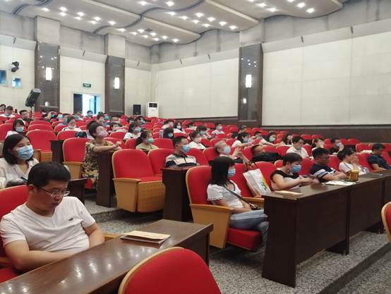 说明: 一群人在餐厅里描述已自动生成