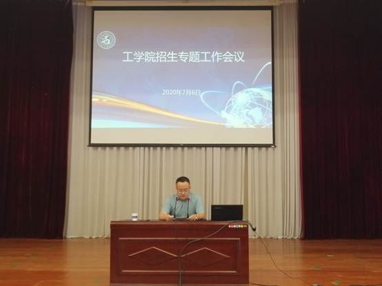 说明: 房间里的电视描述已自动生成