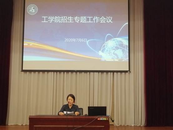 说明: 墙上挂着一幅画描述已自动生成