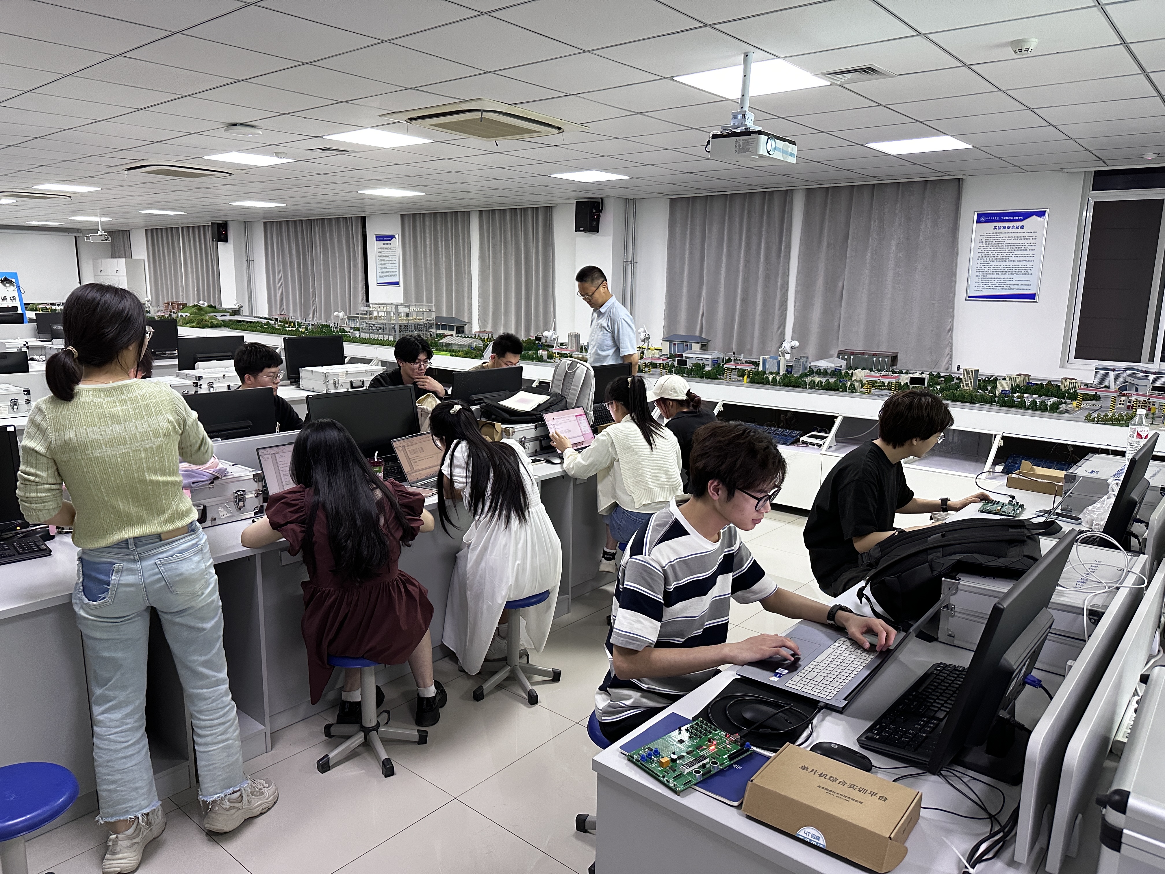 7029119dda67a29a4e676036aab4bad