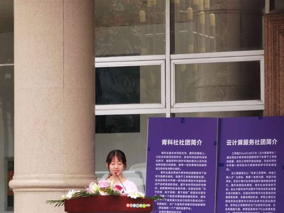 说明: 图片包含 建筑, 女人, 男人, 桌子描述已自动生成