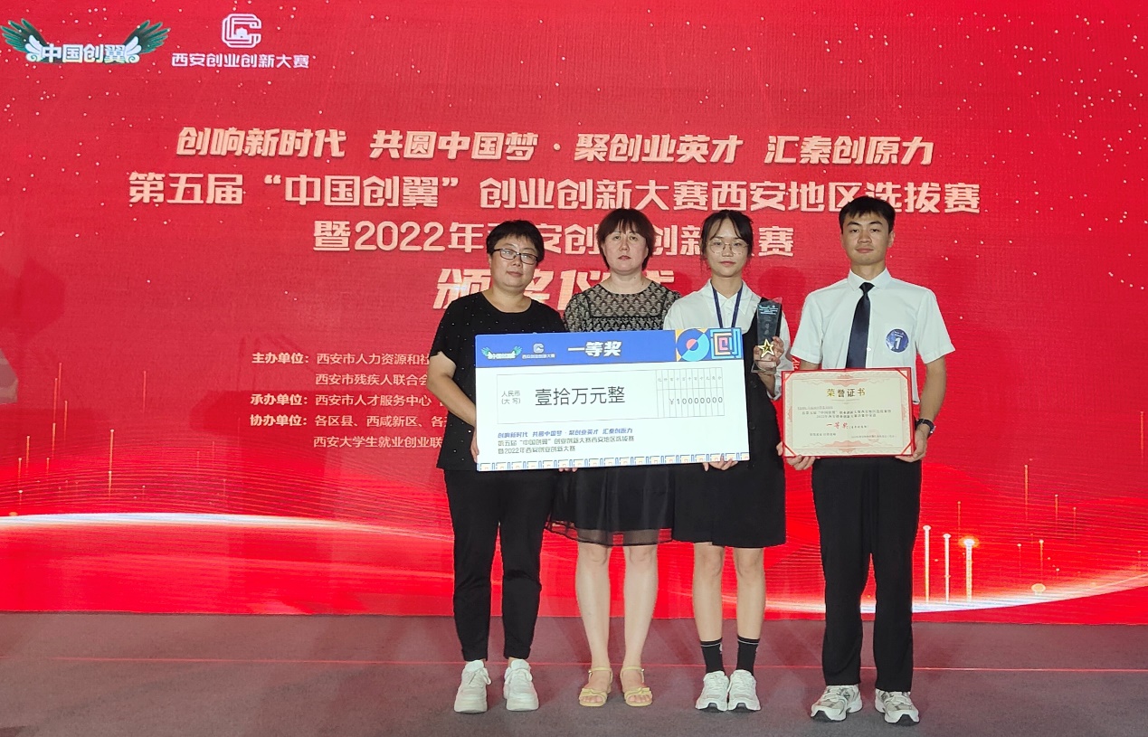 说明: 女人们站在一起合影低可信度描述已自动生成